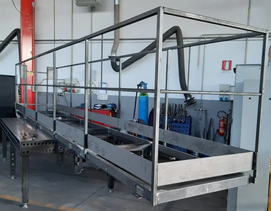 montaggio pedana a scalini, passerella, finitura sulla saldatura - CARPENTERIA MEDIO PESANTE