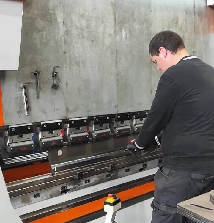 Fase di piegatura per montaggio fiancate - ASSEMBLAGGI E MONTAGGI